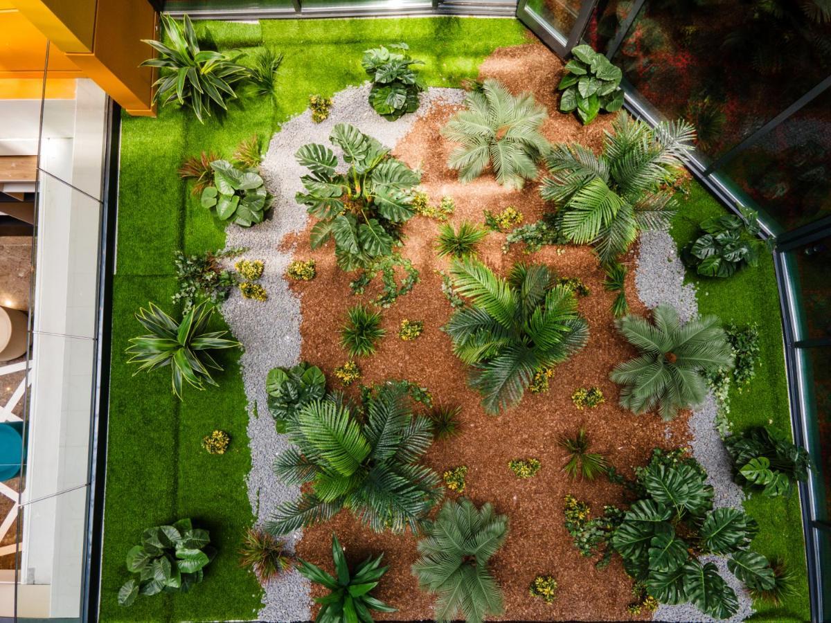Ibis Styles Istanbul Merter Ngoại thất bức ảnh A green wall in a shopping mall