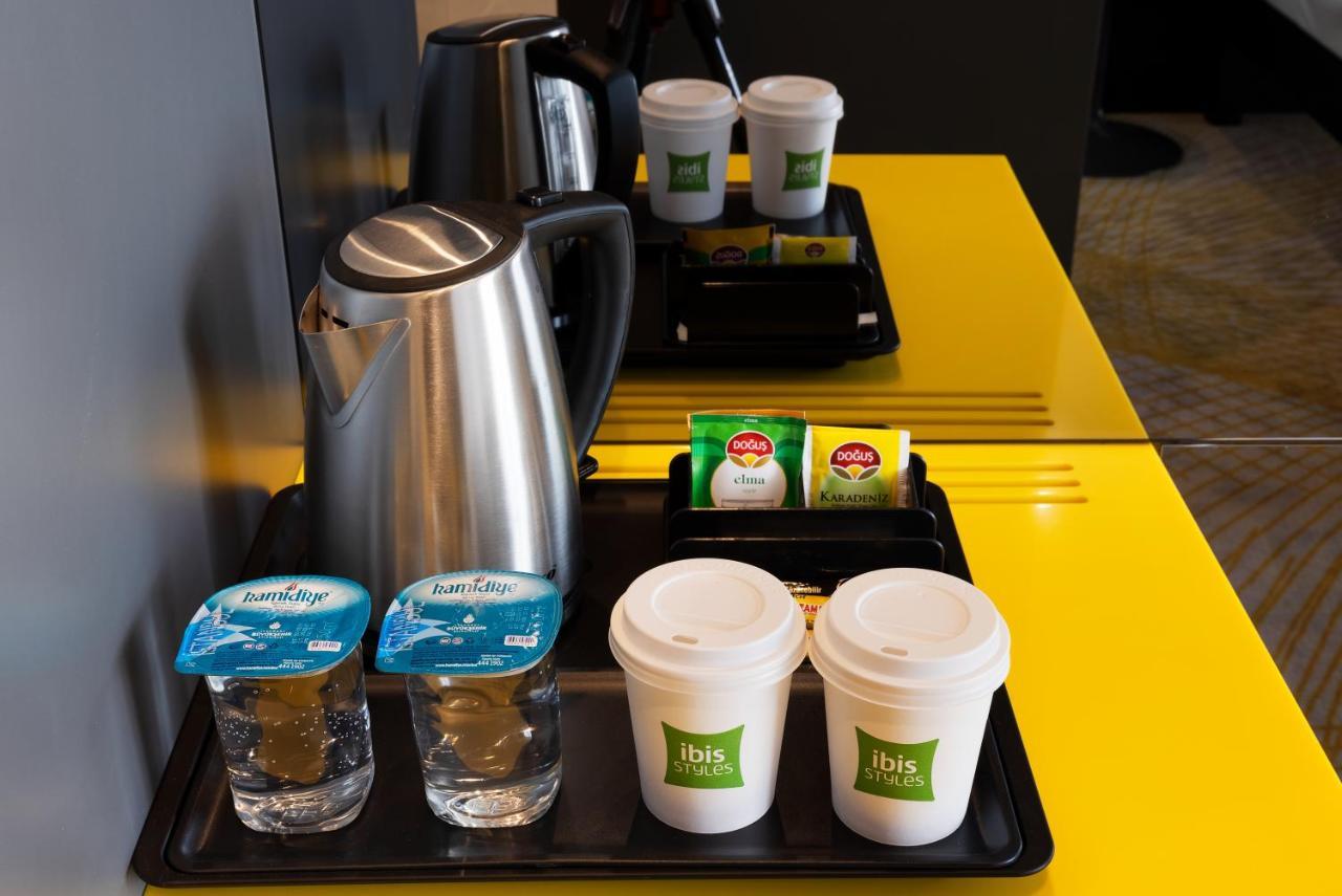 Ibis Styles Istanbul Merter Phòng bức ảnh A kettle with disposable cups and sachets of tea and coffee