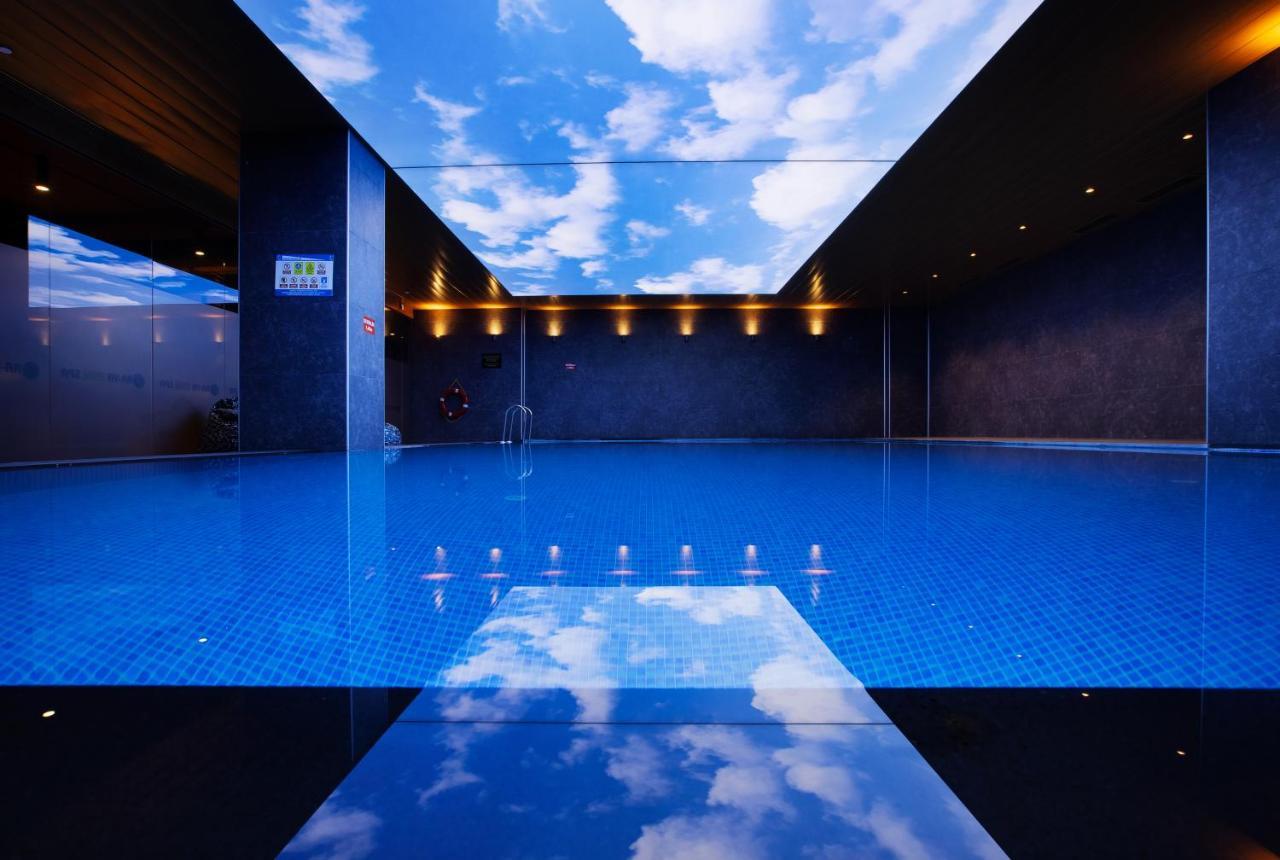 Ibis Styles Istanbul Merter Ngoại thất bức ảnh The pool at the hotel
