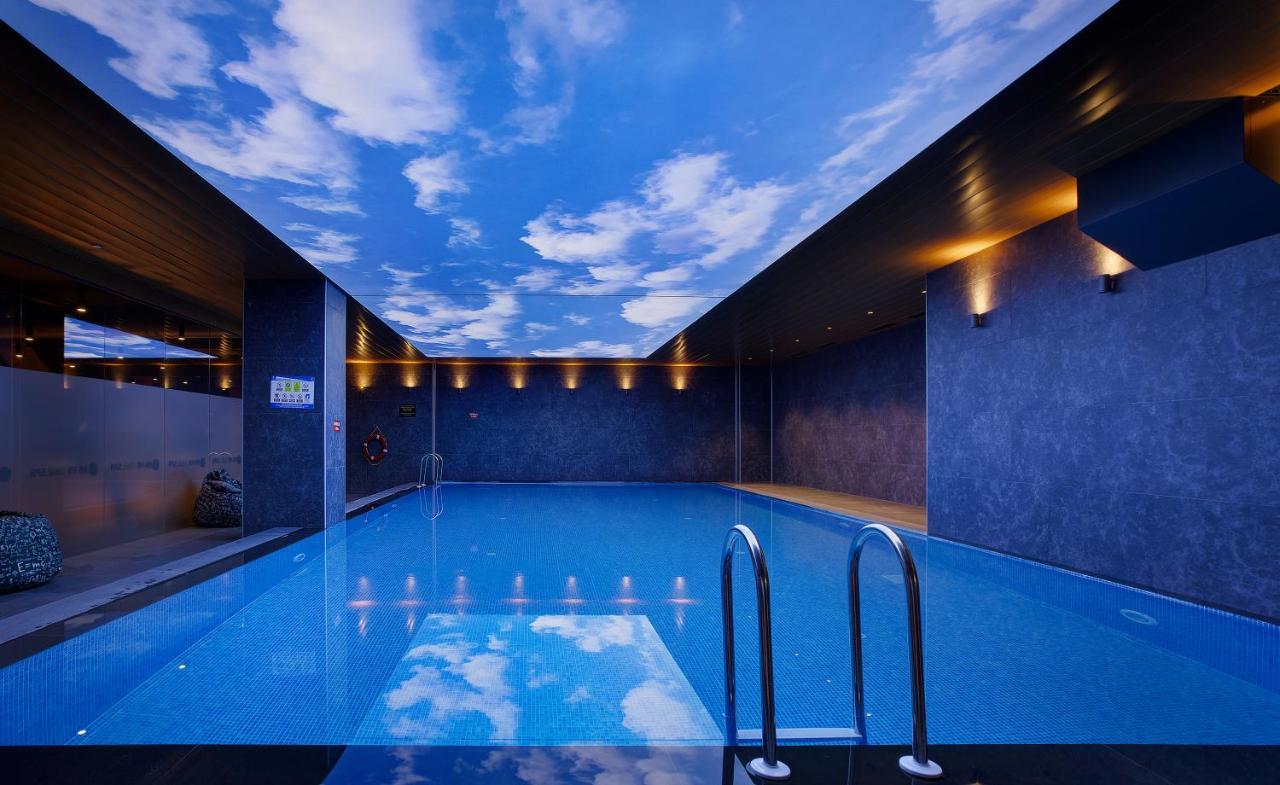 Ibis Styles Istanbul Merter Ngoại thất bức ảnh The swimming pool at the hotel