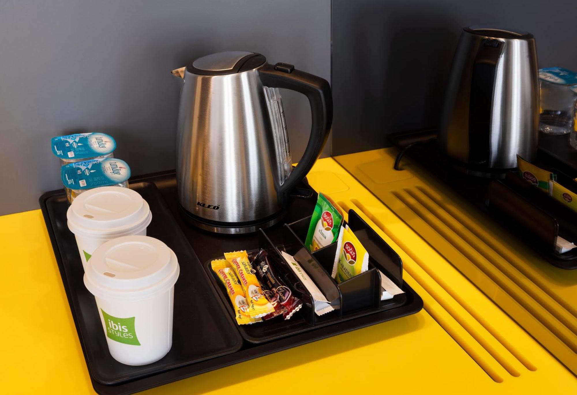 Ibis Styles Istanbul Merter Phòng bức ảnh A kettle with a selection of tea and coffee